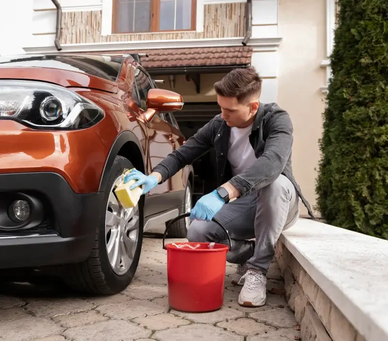 Lavage auto à domicile Le Cellier : professionnel intervenant sur un véhicule
